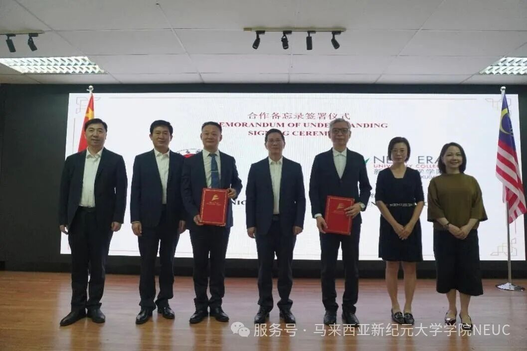 在济宁市委书记温金荣（左四）的见证下，我校校长莫顺宗教授（左五）与济宁职业技术学院校长李中国教授（左三）正式签署合作协议。左起：济宁市人民政府外事办公室主任王昌贯、济宁市委副秘书长兼办公室主任张林；我校文学与社会科学院院长伍燕翎教授、教育学院副院长王淑慧副教授。