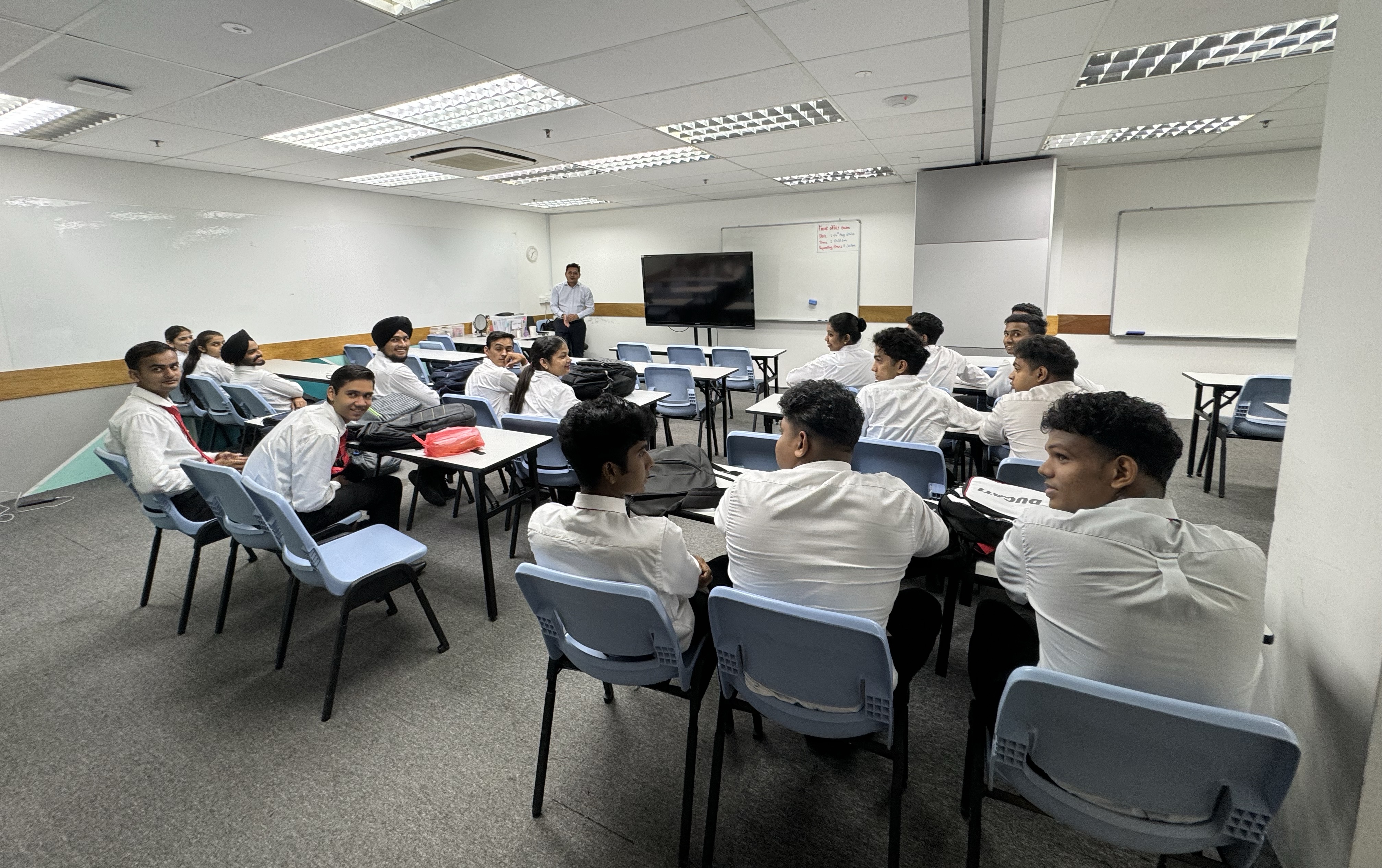  距離 2026 高考只剩半年： 高中生的升學(xué)路徑，不該只看成績(jī)，更要看未來就業(yè)-